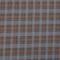 Gros plan sur le Tissu flanelle mammouth en polyester et rayonne de Longan Craft France, un tissu flanelle brossée à carreaux douillet pour vêtements, avec un motif plaid bleu et noir sur fond marron formant une grille régulière.
