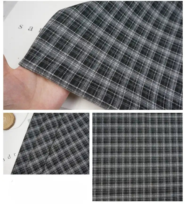 Une main tient le bord du tissu flanelle mammouth en polyester et rayonne à carreaux de Longan Craft France. Les gros plans mettent en évidence le motif écossais et la texture douce et brossée, idéale pour les vêtements douillets.