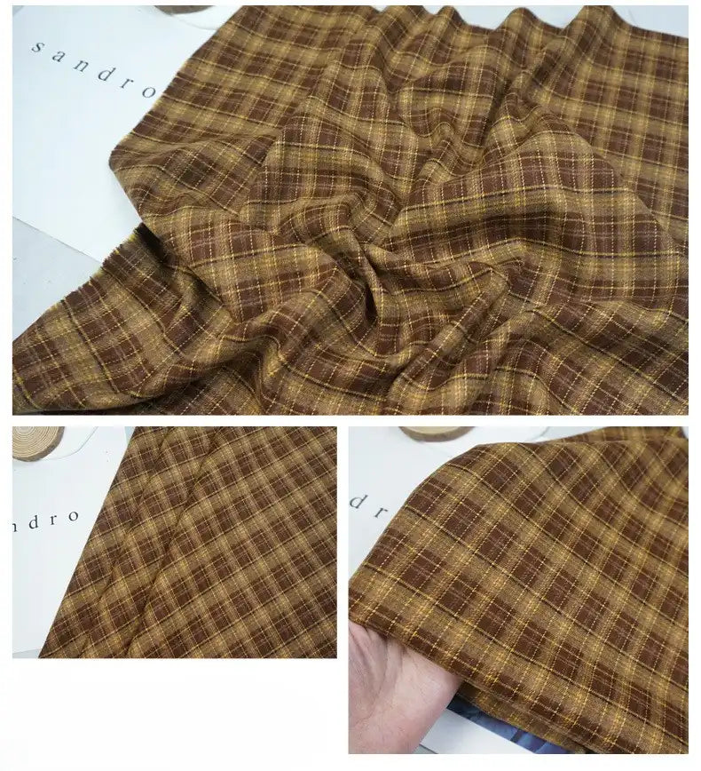 Gros plan sur Tissu flanelle mammouth en polyester et rayonne par Longan Craft France, à carreaux marron et jaune, montre texture, motif et tombé sous trois angles sur fond blanc.