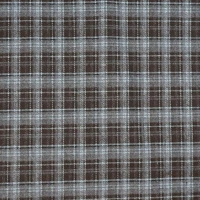 Gros plan sur le tissu flanelle mammouth de Longan Craft France, un plaid doux en polyester-rayon vendu au mètre, dont les lignes brunes, noires et grises s'entrecroisent pour former une grille, parfaite pour les projets de vêtements douillets.