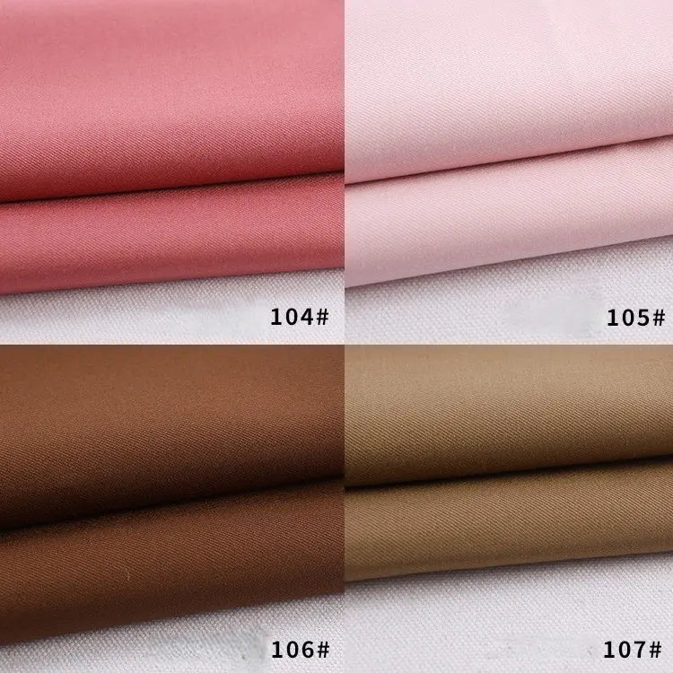 Quatre piles de gabardine épaisse et colorée de Longan Craft France - rose poussiéreux, rose pâle, marron et beige - sont présentées. Ce tissu rayonne-polyester (104#-107#) est lisse et légèrement brillant, idéal pour les uniformes de bricolage.