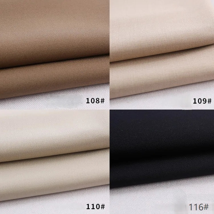 Quatre échantillons de tissu gabardine rayonne-polyester de Longan Craft France, étiquetés 108#, 109#, 110# et 116# (brun moyen, beige clair, blanc cassé, noir), idéal pour les uniformes et le bricolage.