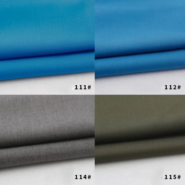 Quatre échantillons de gabardine polyester-rayon de Longan Craft France sont présentés : bleu vif (111#), bleu clair (112#), gris (114#) et vert olive (115#) - le textile épais idéal pour les uniformes de bricolage.