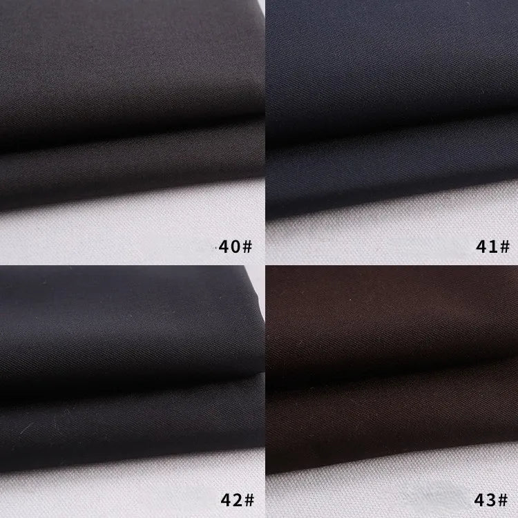 Quatre échantillons de gabardine pliée en polyester-rayon de Longan Craft France sont présentés dans des teintes sombres - noir, marron foncé et marine - étiquetés 40#, 41#, 42# et 43#. Un textile épais parfait pour les uniformes et les projets de bricolage.