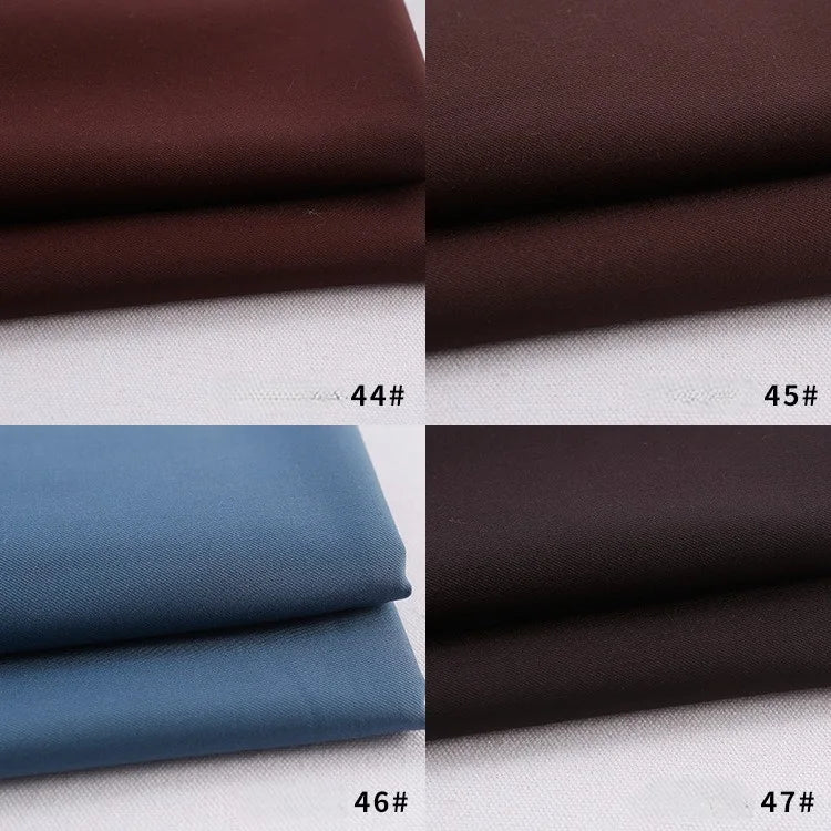 Quatre échantillons de gabardine provenant de Longan Craft France sont présentés : deux mélanges rayonne-polyester marron foncé (44#, 45#), un bleu clair (46#) et un autre marron foncé (47#), tous présentés sur une surface blanche.