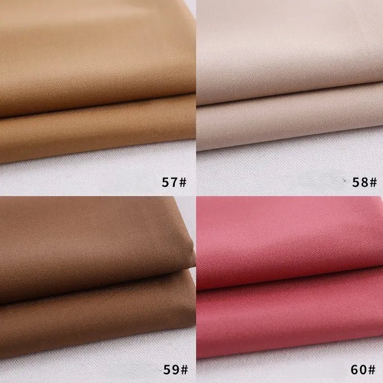 Quatre échantillons de gabardine de Longan Craft France sont présentés : en haut à gauche marron clair (57#), en haut à droite beige (58#), en bas à gauche marron foncé (59#), et en bas à droite rose (60#). Polyester-rayon épais, idéal pour les uniformes ou le bricolage.