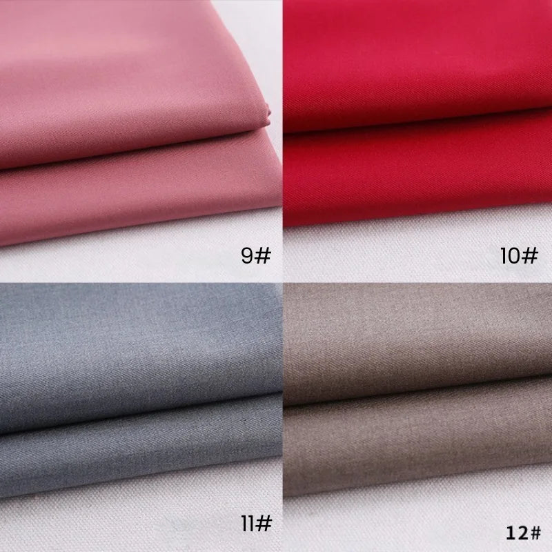 Quatre échantillons pliés de tissu gabardine Longan Craft France (polyester/rayon) - rose (9#), rouge (10#), gris (11#) et marron clair (12#) - sont disposés dans une grille 2x2 sur un fond clair. Parfait pour les uniformes de bricolage.