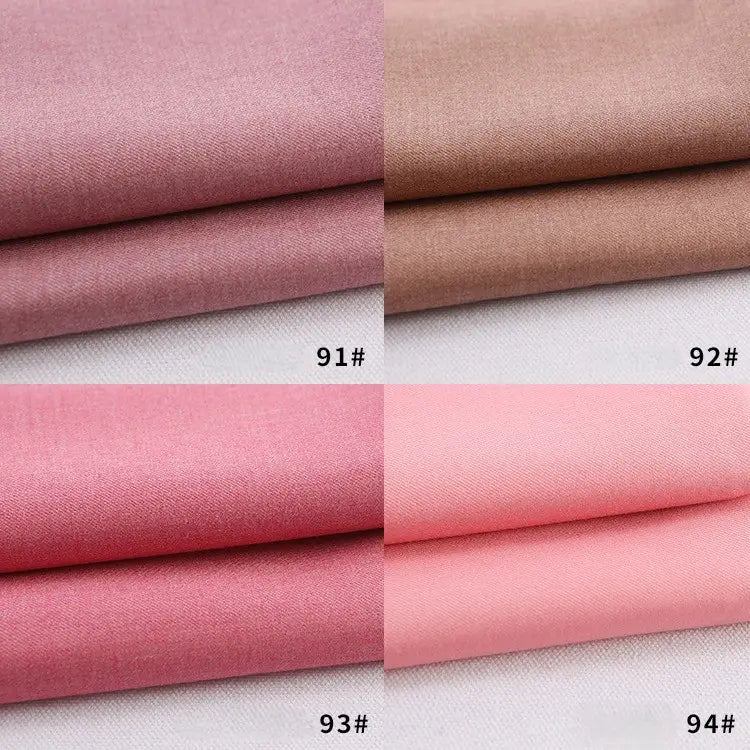 Quatre piles de tissu plié Longan Craft France gabardine polyester-rayon en rose et marron (91#, 92#, 93#, 94#). Chaque pièce solide et lisse est parfaite pour les uniformes ou les projets de bricolage. Disponible au mètre pour une créativité éclatante.