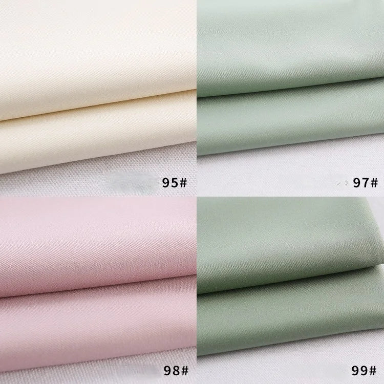 Quatre piles de tissu gabardine Longan Craft France pour les uniformes de bricolage sont présentées : blanc cassé (95#), vert clair (97#), rose pâle (98#) et vert sauge (99#). Chaque couleur est étiquetée avec son numéro.