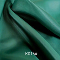 Gros plan sur le tissu satiné coloré en viscose au mètre Longan Craft France, tissage sergé polyester-viscose idéal pour robes de cérémonie, avec "K016#" inscrit en bas au centre de l'image.