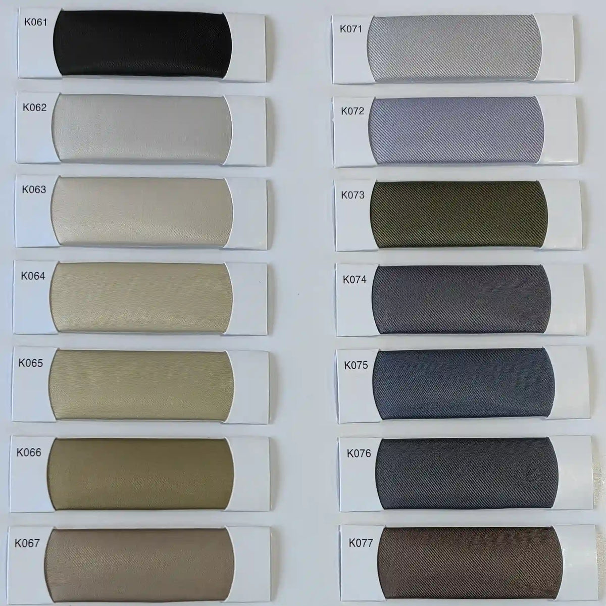 Découvrez 13 échantillons rectangulaires de tissu satiné coloré en viscose (codes K061 à K077) par Longan Craft France, parfaits pour choisir votre tissu au mètre idéal pour robes de cérémonie.