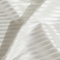 Gros plan sur le Tissu satiné jacquard rayé coloré au mètre de Longan Craft France, montrant des bandes horizontales brillantes et mates. Ce tissu satiné en polyester, légèrement plié, est idéal pour la confection de robes élégantes.