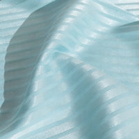 Gros plan sur le tissu satin jacquard rayé coloré au mètre de Longan Craft France, montrant sa texture rayée brillante et son drapé doux - parfaite matière satinée pour confection de robes.