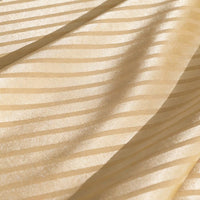 Gros plan sur le Tissu satin jacquard rayé coloré au mètre de Longan Craft France, un tissu satiné doux et chatoyant avec des rayures horizontales en relief et des plis subtils, idéal pour la confection de robes.