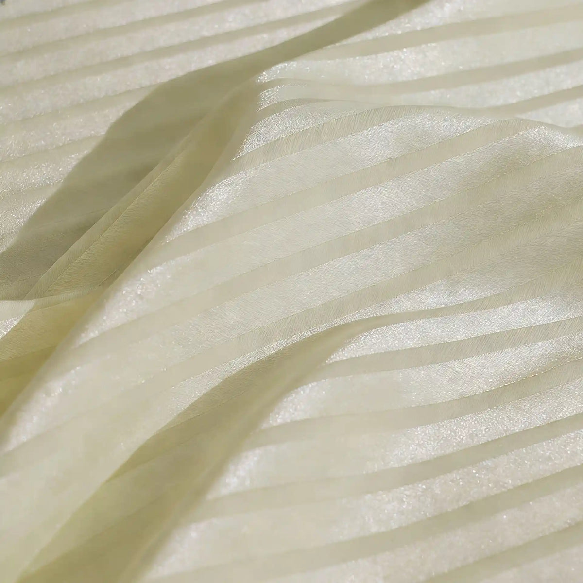 Gros plan sur le Tissu satin jacquard rayé coloré au mètre de Longan Craft France, qui présente des rayures horizontales légèrement surélevées et une brillance subtile - une matière satinée parfaite pour la confection de robes.