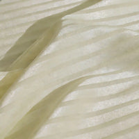 Gros plan sur le Tissu satin jacquard rayé coloré au mètre de Longan Craft France, qui présente des rayures horizontales légèrement surélevées et une brillance subtile - une matière satinée parfaite pour la confection de robes.