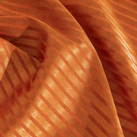 Gros plan sur le Tissu satin jacquard rayé coloré au mètre de Longan Craft France, qui présente des rayures diagonales brillantes et des plis délicats. Cette matière satinée est idéale pour la confection de robes, car elle offre une brillance réfléchissante et un drapé élégant.