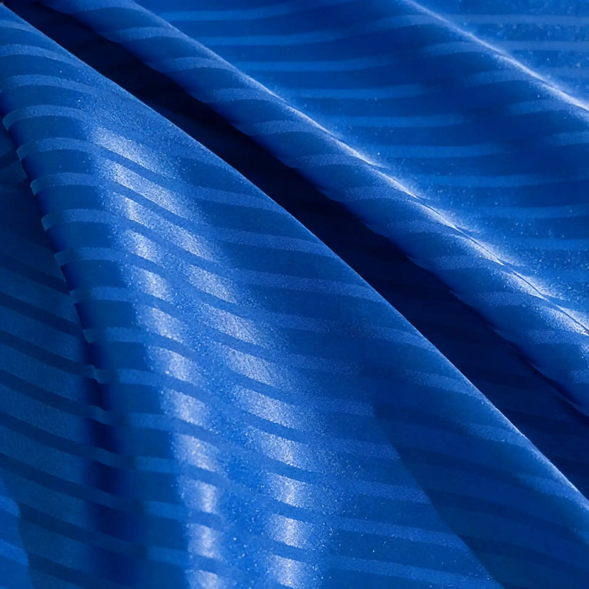 Découvrez le Tissu satin jacquard rayé coloré au mètre de Longan Craft France, un tissu satin brillant aux motifs rayés, idéal pour réaliser des robes élégantes et des projets de couture.