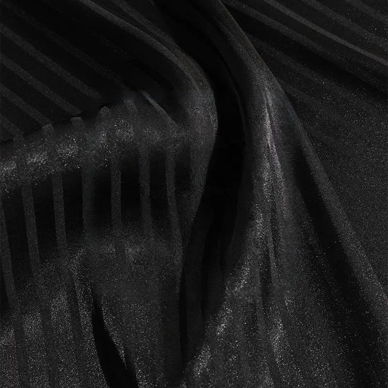 Gros plan sur le tissu satin jacquard rayé coloré au mètre de Longan Craft France, qui présente des motifs rayés brillants et une texture douce et satinée - parfaite comme matière satinée pour confection de robes.