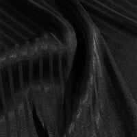 Gros plan sur le tissu satin jacquard rayé coloré au mètre de Longan Craft France, qui présente des motifs rayés brillants et une texture douce et satinée - parfaite comme matière satinée pour confection de robes.