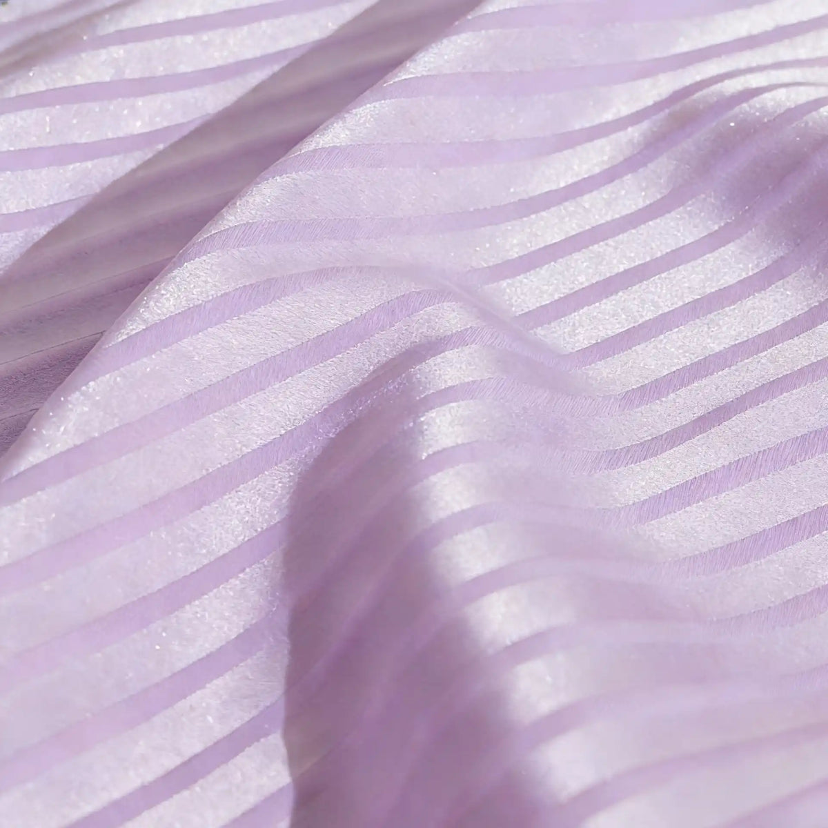 Gros plan sur le Tissu satin jacquard rayé coloré au mètre de Longan Craft France, qui présente des motifs rayés brillants et une finition satinée lisse - idéal pour la confection de robes.