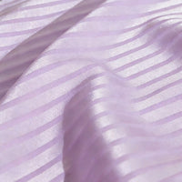 Gros plan sur le Tissu satin jacquard rayé coloré au mètre de Longan Craft France, qui présente des motifs rayés brillants et une finition satinée lisse - idéal pour la confection de robes.