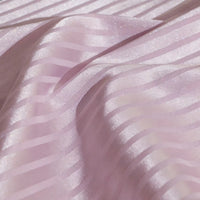 Le Tissu satin jacquard rayé coloré au mètre de Longan Craft France présente des rayures mates et brillantes, offrant une texture lisse et élégante-idéal pour la confection de robes avec un joli drapé lumineux.