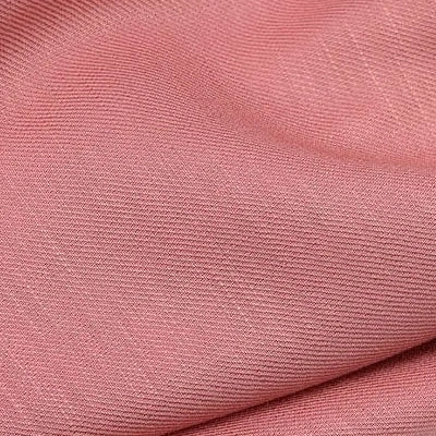 Un gros plan du tissu lyocell sergé coloré au mètre de Longan Craft France montre le tissu lyocell texturé, 100 % durable, avec des motifs de tissage visibles et de légers plis, idéal pour des costumes confortables.