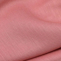 Un gros plan du tissu lyocell sergé coloré au mètre de Longan Craft France montre le tissu lyocell texturé, 100 % durable, avec des motifs de tissage visibles et de légers plis, idéal pour des costumes confortables.