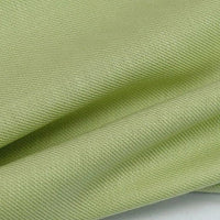 Un gros plan sur le tissu lyocell sergé coloré au mètre de Longan Craft France, 100% lyocell durable, révèle des plis doux, un tissage fin et lisse, et une brillance subtile, idéale pour des costumes confortables.
