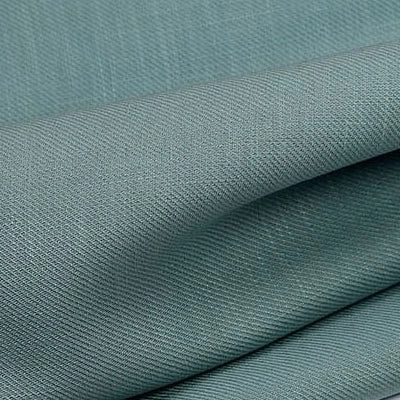 Un gros plan sur le Tissu lyocell sergé coloré au mètre de Longan Craft France révèle son tissage lisse et texturé avec de fines lignes diagonales et une brillance douce. Fabriqué à partir de 100% de lyocell résistant, ce tissu est parfait pour des costumes confortables.