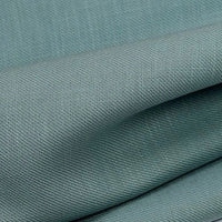 Un gros plan sur le Tissu lyocell sergé coloré au mètre de Longan Craft France révèle son tissage lisse et texturé avec de fines lignes diagonales et une brillance douce. Fabriqué à partir de 100% de lyocell résistant, ce tissu est parfait pour des costumes confortables.