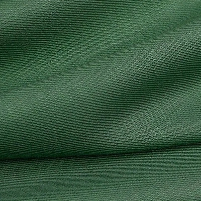 Gros plan sur le Tissu lyocell sergé coloré de Longan Craft France, un tissu vert foncé 100 % lyocell avec une texture nervurée et de fines lignes horizontales, montrant des plis doux - parfait pour des costumes confortables et durables.