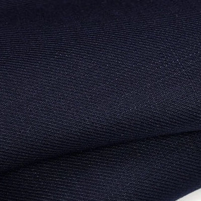 Gros plan sur le tissu lyocell sergé coloré au mètre de Longan Craft France : un textile 100% lyocell bleu marine foncé, lisse et légèrement texturé, avec un tissage diagonal fin - idéal pour des costumes confortables et durables.