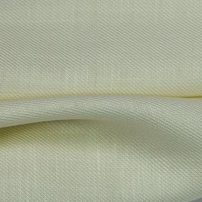 Gros plan sur le tissu lyocell sergé coloré au mètre (100% lyocell durable) de Longan Craft France, montrant sa texture douce et son tissage en sergé diagonal visible avec un léger pli - un textile idéal et confortable pour les costumes.