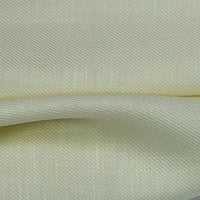 Gros plan sur le tissu lyocell sergé coloré au mètre (100% lyocell durable) de Longan Craft France, montrant sa texture douce et son tissage en sergé diagonal visible avec un léger pli - un textile idéal et confortable pour les costumes.