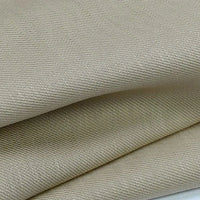 Gros plan sur le Tissu lyocell sergé beige de Longan Craft France, 100% lyocell durable, avec un tissage diagonal subtil et une texture fine - idéal pour des costumes confortables et écologiques. Disponible au mètre.