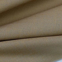 Gros plan sur le Tissu lyocell sergé coloré au mètre de Longan Craft France, un tissu 100 % lyocell, respectueux de l'environnement, avec un subtil sergé en diagonale. Plié pour révéler de douces crêtes et ombres, il est parfait pour des costumes élégants et confortables.