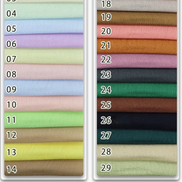 Deux colonnes d'échantillons de tissus (04-14, 18-29) présentent des tons pastel, neutres et terreux du tissu en viscose challis multicolore de Longan Craft France - un tissu léger et respirant pour chemises de protection solaire.