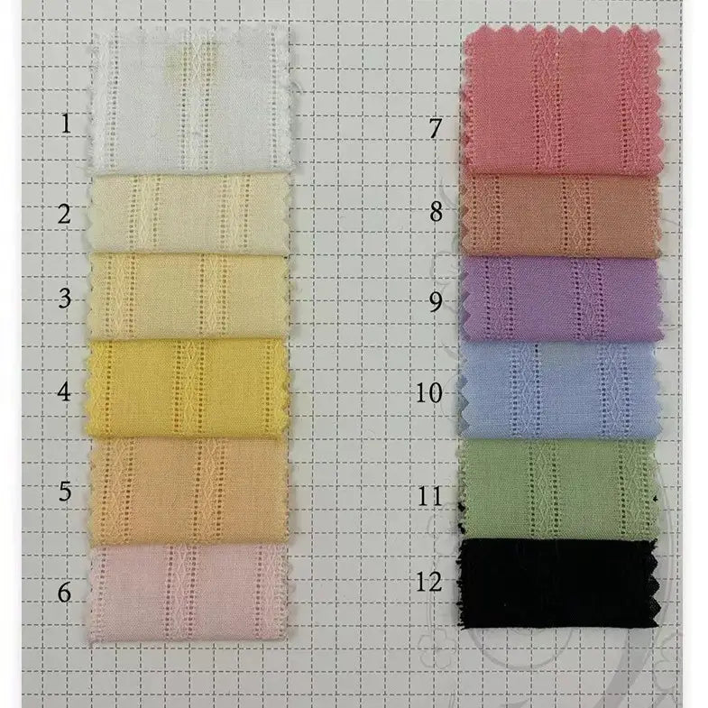 Douze échantillons numérotés de Tissu dobby en viscose colorée au mètre de Longan Craft France, dans un jacquard Mélange coton et rayonne, sont présentés en deux colonnes sur un fond quadrillé, chacun avec des motifs de tricot visibles.