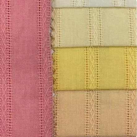 Cinq pièces de tissu dobby en viscose colorée de Longan Craft France, rayures de dentelle verticales en rose (bande la plus large), crème, jaune et pêche (quatre pièces empilées) - idéal pour les robes DIY, mélange de jacquard coton-rayon.