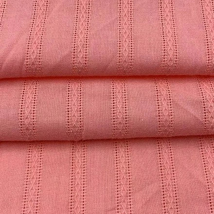 Le tissu dobby en viscose colorée au mètre de Longan Craft France, un mélange coton et rayonne jacquard, présente des rayures verticales ajourées et une texture délicatement texturée. Idéal pour robes DIY.