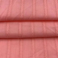 Le tissu dobby en viscose colorée au mètre de Longan Craft France, un mélange coton et rayonne jacquard, présente des rayures verticales ajourées et une texture délicatement texturée. Idéal pour robes DIY.