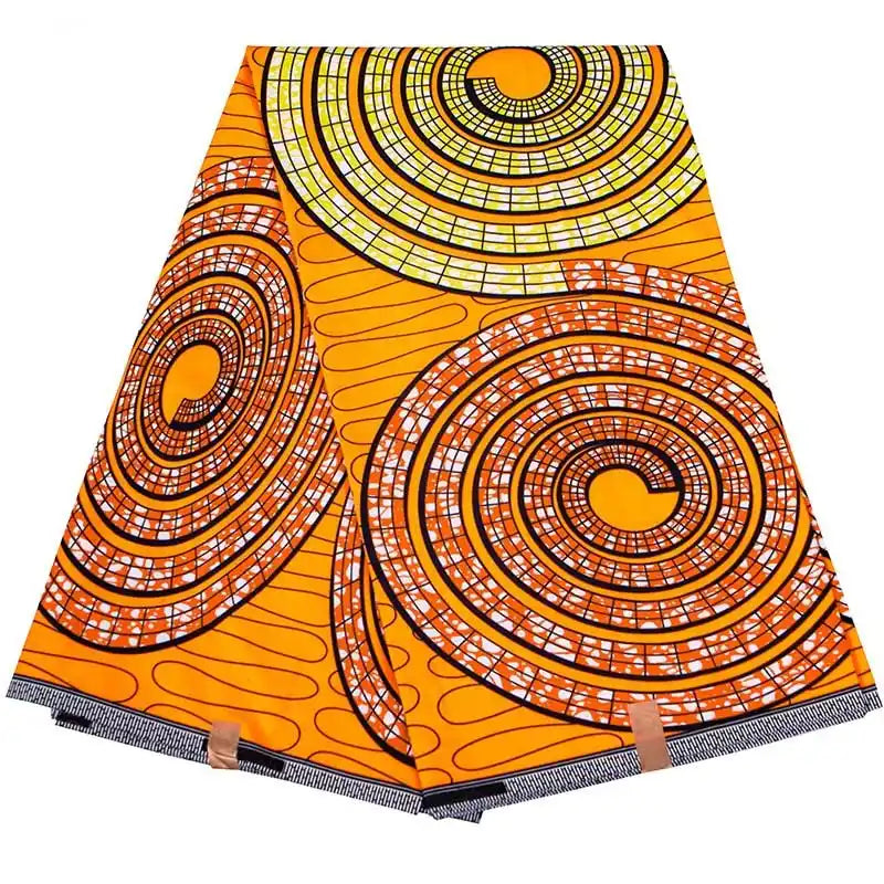 Le tissu wax africain Ankara coloré au mètre de Longan Craft France présente une base orange vif avec de grands cercles jaunes, blancs et noirs, accentués par des motifs en forme de grille et des lignes courbes - idéal pour les styles vestimentaires à la mode.
