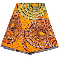 Le tissu wax africain Ankara coloré au mètre de Longan Craft France présente une base orange vif avec de grands cercles jaunes, blancs et noirs, accentués par des motifs en forme de grille et des lignes courbes - idéal pour les styles vestimentaires à la mode.