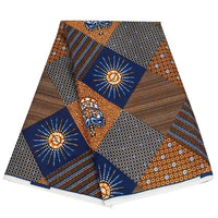 Un patchwork vibrant de formes géométriques, d'éclats de soleil et de lignes ondulées en bleu, marron, blanc et orange, fabriqué à partir du tissu wax africain Ankara coloré au mètre de Longan Craft France pour des styles vestimentaires branchés.