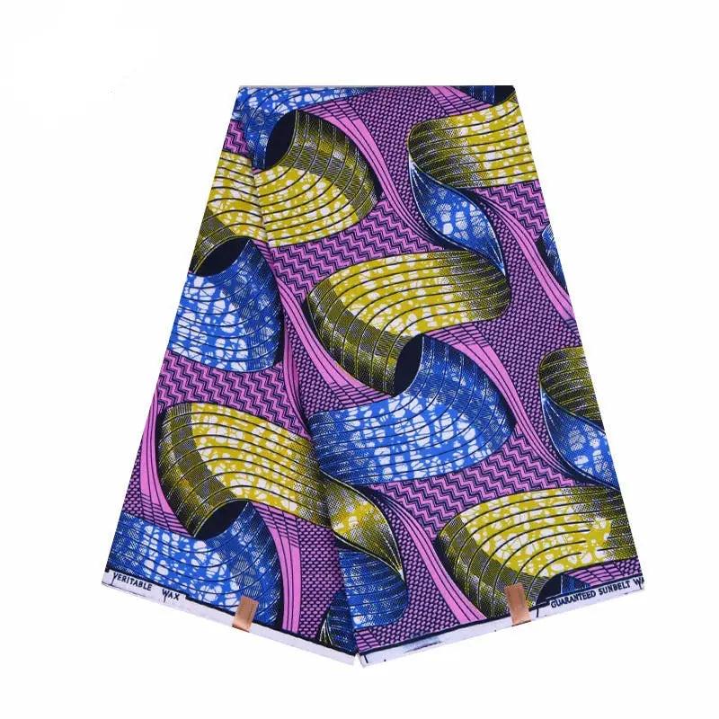 Ajoutez une touche vibrante à vos tenues avec le Tissu wax africain Ankara coloré de Longan Craft France - des motifs géométriques audacieux en bleu, jaune, rose et noir. Textile tendance vendu au mètre, parfait pour des styles vestimentaires variés.