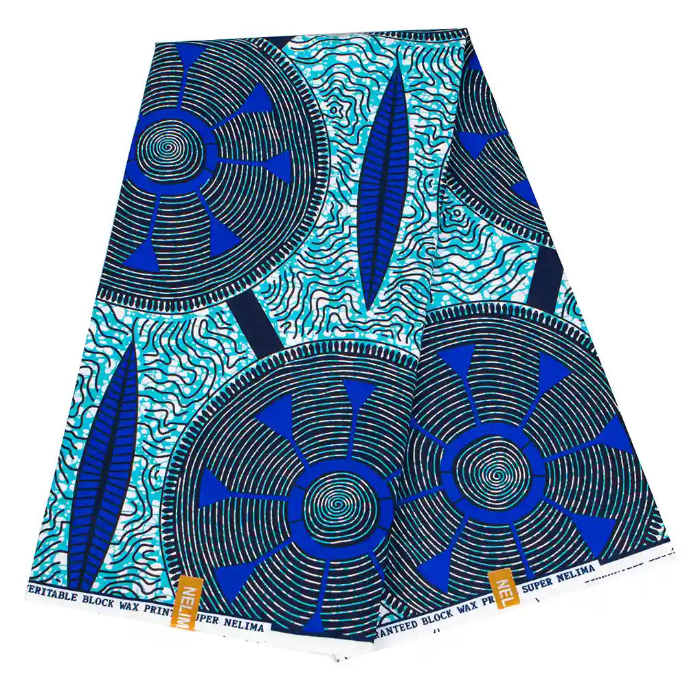 Le Tissu wax africain Ankara coloré au mètre de Longan Craft France présente des motifs géométriques audacieux bleus, noirs et blancs avec des lignes ondulées. Son bord comporte une étiquette imprimée "SUPER NELIMA", idéale pour les styles vestimentaires Ankara à la mode.