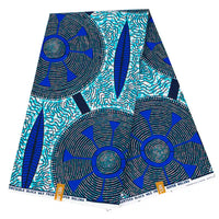 Le Tissu wax africain Ankara coloré au mètre de Longan Craft France présente des motifs géométriques audacieux bleus, noirs et blancs avec des lignes ondulées. Son bord comporte une étiquette imprimée "SUPER NELIMA", idéale pour les styles vestimentaires Ankara à la mode.