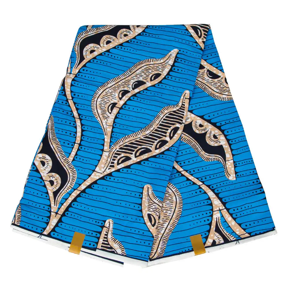 Tissu wax africain Ankara plié de Longan Craft France, avec un fond bleu, des motifs abstraits de feuilles noires, beiges et blanches ainsi que des rayures horizontales. Livré avec deux étiquettes dorées attachées aux coins inférieurs.